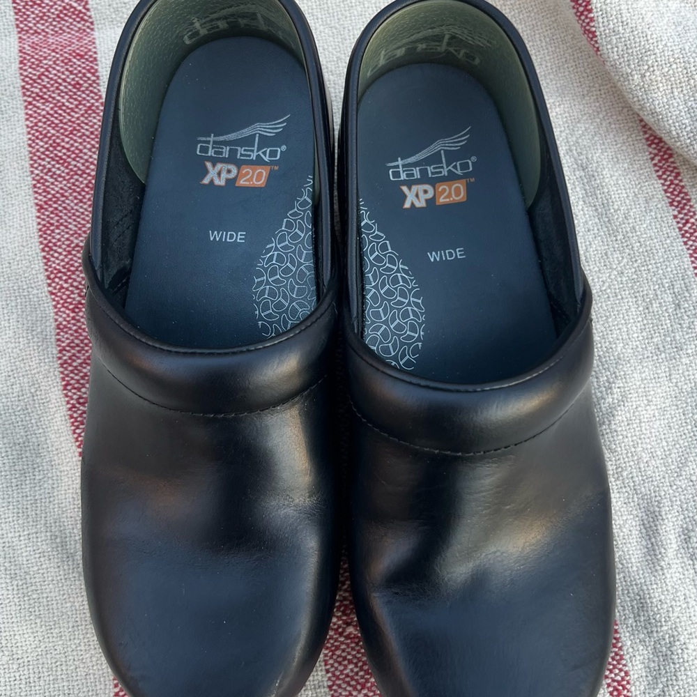 Dansko Black XP 2.0 Wide Slip-On Clogs size 38 sz 8 1/5
